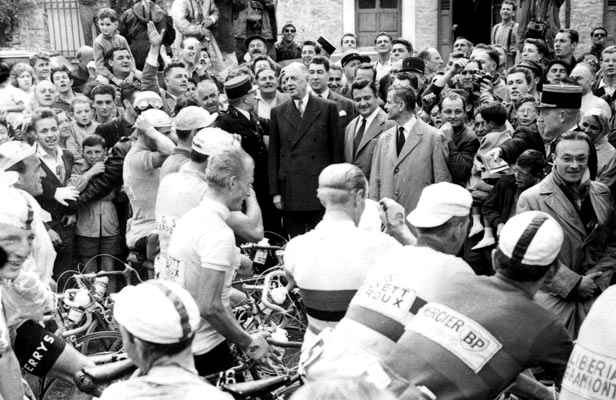 Le Général de Gaulle accueille les coureurs en sa demeure de Colombey-les-Deux-Eglises